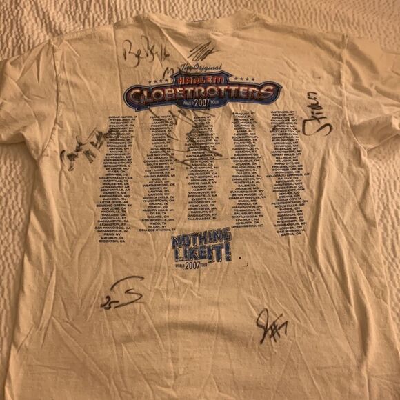 HARLEM GLOBETROTTERS, vintage Autographed T shirt, 2007 world tour, Medium - Picture 4 of 10